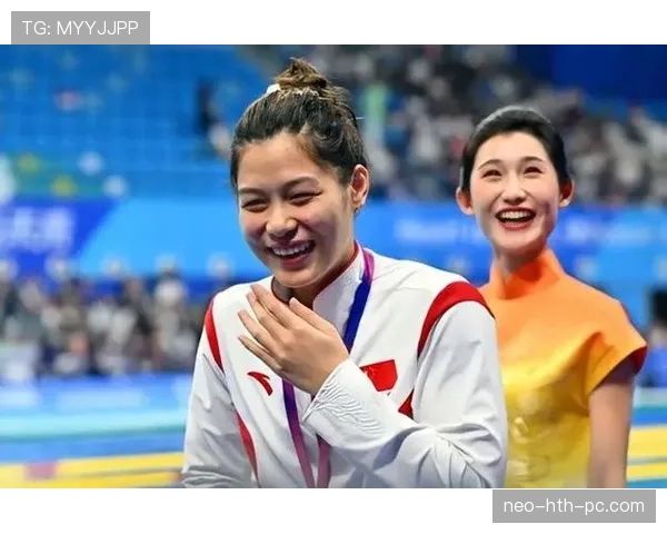 余依婷这日常，穿得比我老板还讲究，钱包厚得让人尴尬