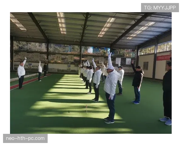 手抛球规则解析：裁判判罚标准与执行细则解读