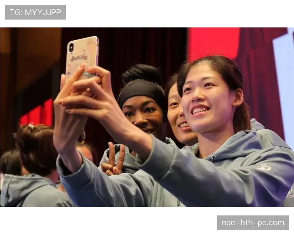 李盈莹地铁自拍，腕表亮得像能买套房